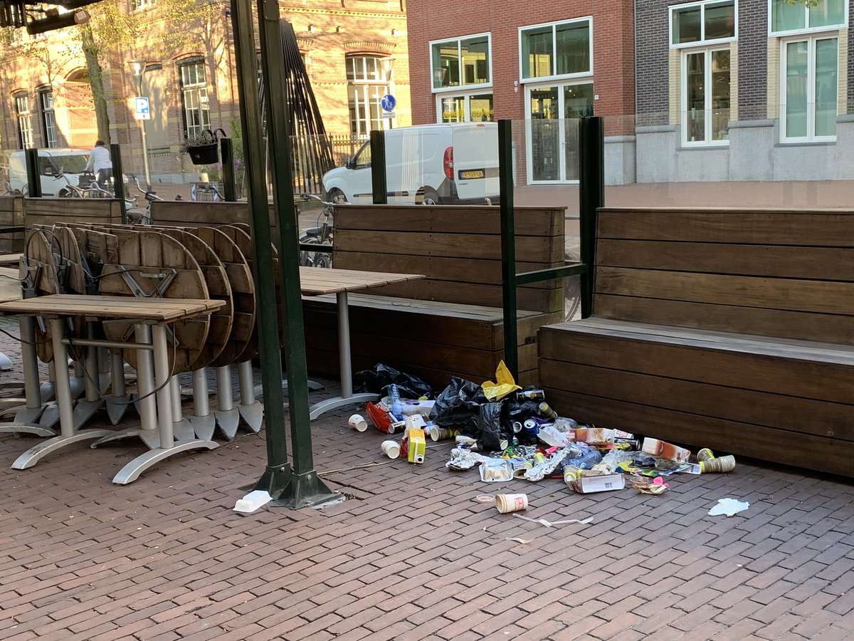 Dat we niet open kunnen is al erg genoeg maar als je dan morgens dit aantreft op je terras dat is om te janken