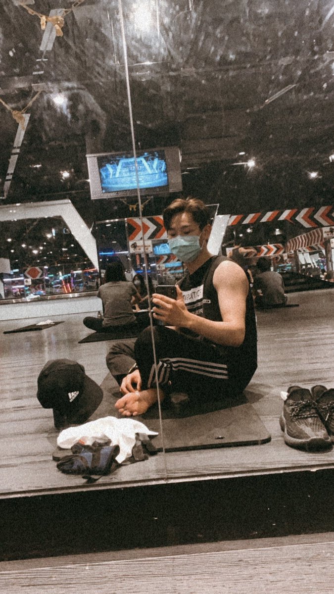 來健身房上瑜伽課！