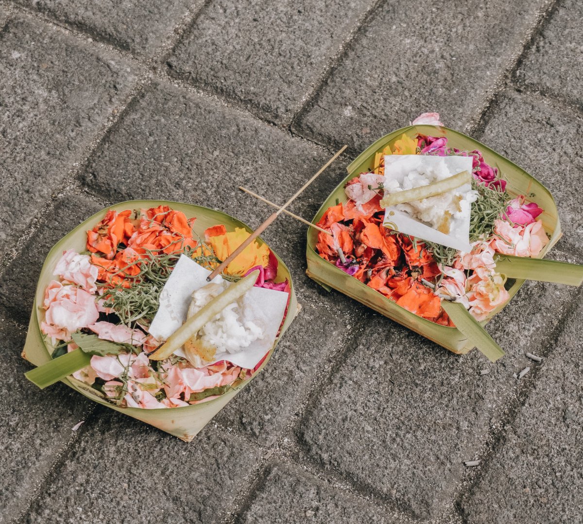 ShaadiBali's tweet photo. Offerings for the gods are daily business in Bali - every morning starts with placing so-called ‘Canangs’ in front of houses and inside the family shrines. What a beautiful tradition!
#IndianWedding #WeddingInBali #WeddingPlanner #DestinationWedding https://t.co/Q0Fvp10DSl https://t.co/u2UqOgfvsg
