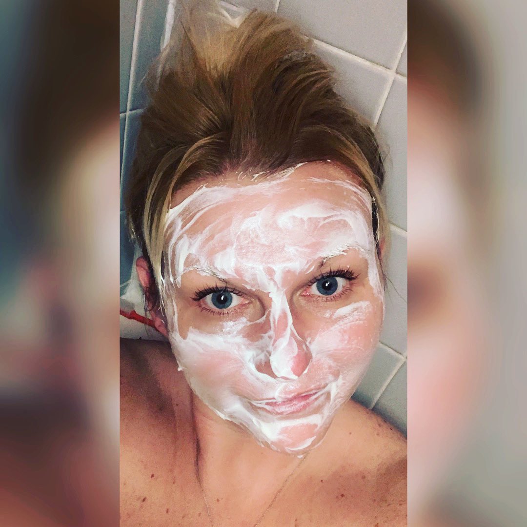 flagflingers's tweet photo. Ladies- whip out you beauty boxes and treat yourself- you can look like this too with a little moisturizer. @lookfantastic @Elemis @GrowGorgeous #QuarantineLife #beauty #treatyoself #REALITY https://t.co/thvaH2BHLB