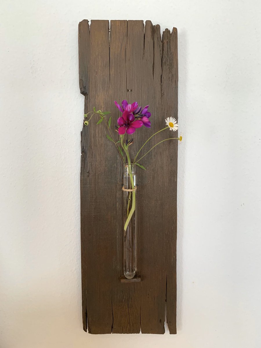 Buriki 前々から構想だけは出来てた一輪挿し完成 我が家にあった廃材 試験管 麻ヒモ 針金が材料 着色は100均セリアの水性ニス ヒマなのよ なんちゃってdiy 一輪挿し