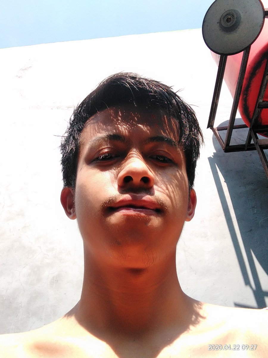 YousefWan's tweet photo. Hey #permadi daripada #vcscolmek mending berjemur biar sehat kaya #rizalramli https://t.co/QrxEXsL5MI