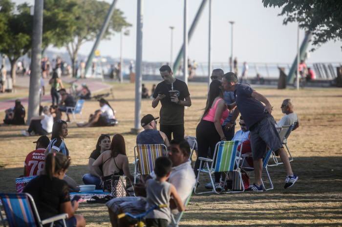 pitacodoguffo's tweet photo. Maioria das pessoas SEM máscaras numa verve “de férias” na orla de Porto Alegre nesta terça 21/04, sem o menor senso coletivo.

O brasileiro não tem jeito.
Haja egoísmo!!

Foto: @GauchaZH

😔🇧🇷🦠 #CoronavirusLockdown https://t.co/skzExvtZs5