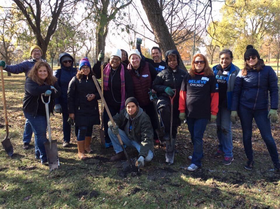 sa5137's tweet photo. AT&amp;T volunteers are horticulturists!  We planted 2,000 Daffadil bulbs last November when it was freezing outside and they bloomed.  #BELIEVECHICAGO #LIFEATATT https://t.co/I1Icvuiel9
