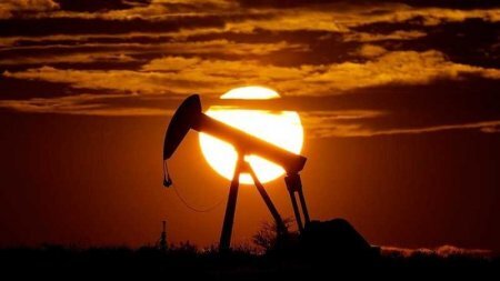 the1ru's tweet photo. Российская нефть рухнула до отрицательных значений https://t.co/DSNrGtOtGJ

Российская нефть марки Urals вечером в понедельник стала торговаться по отрицательной цене. Об этом свидетельствуют данные торгов, пишут «Известия». Цена опустилась до минус 2 доллара за баррель. https://t.co/gqD6n8ppam