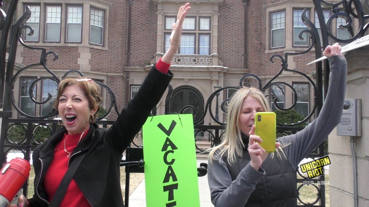 Marni Hockenberg (l) & Michelle Even (r) are 2 of the 5 'Liberate Minnesota' organizers.Both were instrumental in reinstating the  #PledgeOfAllegiance in  #StLouisPark last year.Both are also  #Islamophobic & are continual protesters at  @CAIRMN events.>  https://unicornriot.ninja/2020/whos-calling-to-liberate-minnesota-and-why/