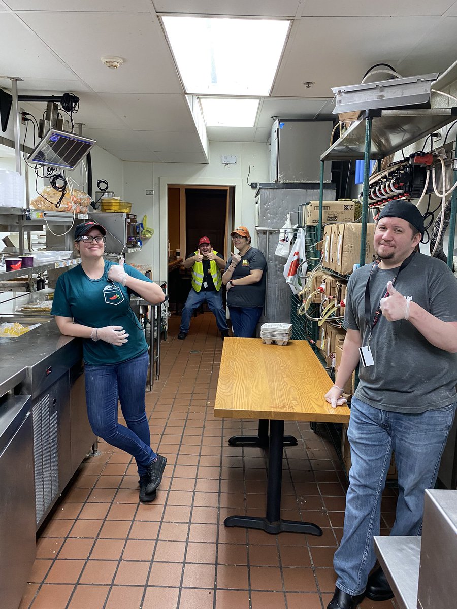 TerryDmuir's tweet photo. Team LC having fun executing the Chilis Togo Playbook resulting in Back to Back Zero GWAP days!!!  making #EveryGuestCount 🌶‘s ❤️ #ProudOfThisTeam @TbernickeTricia @Chilis https://t.co/LIkxdfwTq4