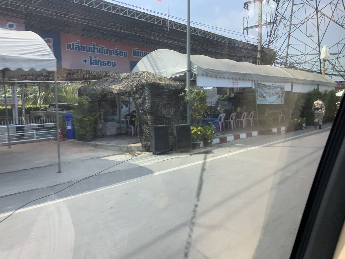 pawoot's tweet image. งง กับด่าน COVID19 ที่กันรถเข้าเมือง มีกรวยกันให้รถวิ่งช้าลง แต่มันไม่เห็นจะมีคนตรวจอะไรเลย แต่ทำให้รถช้า และติด มี จนท. นั่งอยู่ในเต็นท์ เห็นมาหลายวันละ... ทำแบบนี้ ยกเลิกเหอะ เปลืองงบ เสียเวลา