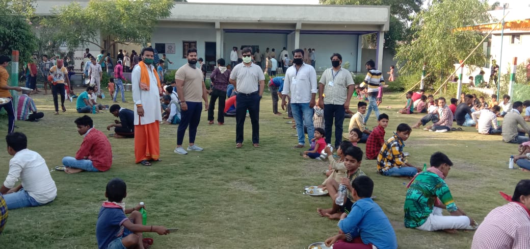 RahulSh83006002's tweet photo. आज जीवन में इतिहास काल में ऐस�� पहली बार हुआ कि बरेली गांव में इतनी घनी आबादी जैसे क्षेत्रों में जब से लॉक डाउनलोड है  23-03-020तब से। आज अभी तक 21-04-020 रोज 4 से 5000 भाई बंधुओं को।भोजन महाप्रसाद कराया जा रहा है।इसमें सहयोगी हमारे। श्री सरपंच धनीराम दुबे जी। https://t.co/D5Y9cadXAA