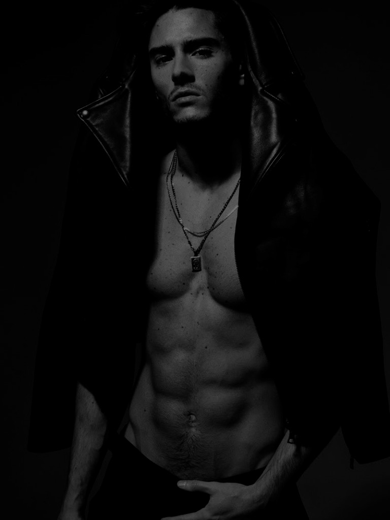 21042020.

Tengo la camisa negra porque negra tengo el alma.