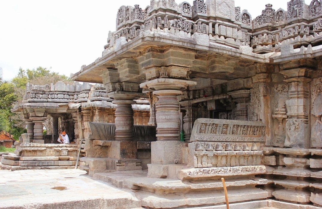 Among the several Hoysala temples is the lesser-known .Two temples stand side by side in the complex a few feet apart. Surrounded by a wall, the twin temples exhibit many similarities excpt for the deities in the sanctum sanctorum and the images on the exterior walls.