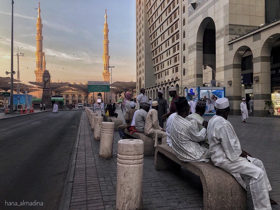 هناء المدينة On Twitter لي بالمدينة أحباب إذا نظروا إلي ولت همومي وانجلى الضرر وقائل لي ما تشتاق قلت له أشتاق طيبة شوقـا ليس ينحصر فوقفة عند أبواب المدينة لا تبقي من