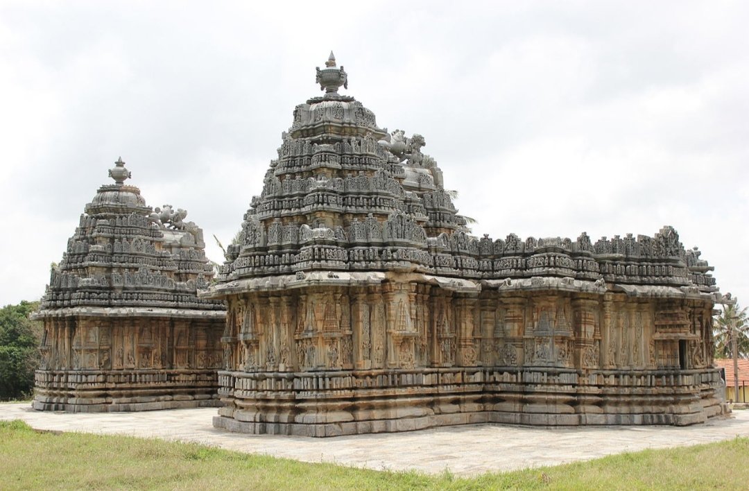 The temple on the south is dedicated to Shiva and the one on the north to Vishnu with names Nageshvara and Chennakeshava respectively.