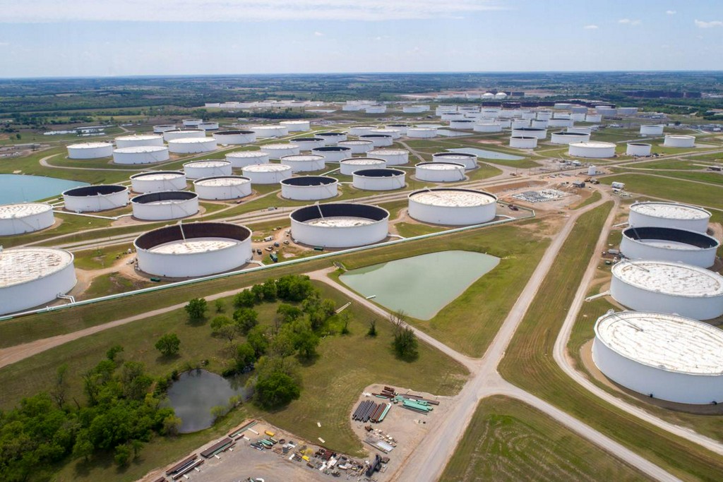 Reuters's tweet photo. U.S. oil crash adds to revenue woes for energy-producing states https://t.co/AMnIFjcDJk https://t.co/2ufqwbWEKO
