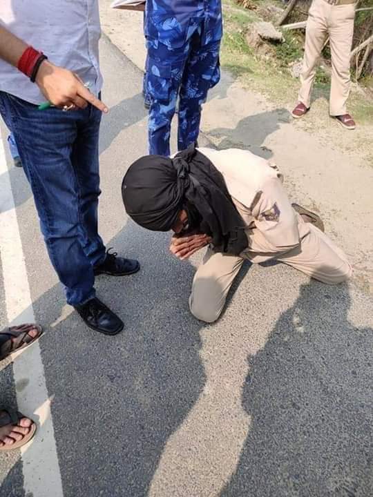 copdiwan007's tweet photo. क्या यही है खाकी की इज्जत एसा क्य गलत् कर दिया। सिर्फ गाडी़ को रोक ही तो दिया था।बस उसकी इतनी बडी़ सजा
@policemittra @Aamitabh2 @ArvindNagarG @aajtak @BBCHindi @PMOIndia @AmitShah https://t.co/fvZu32BGyX