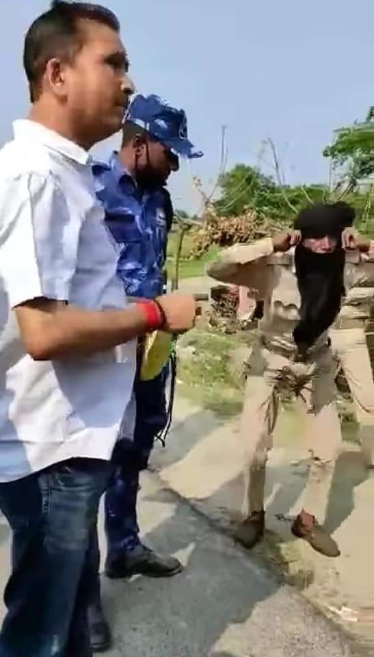 copdiwan007's tweet photo. क्या यही है खाकी की इज्जत एसा क्य गलत् कर दिया। सिर्फ गाडी़ को रोक ही तो दिया था।बस उसकी इतनी बडी़ सजा
@policemittra @Aamitabh2 @ArvindNagarG @aajtak @BBCHindi @PMOIndia @AmitShah https://t.co/fvZu32BGyX