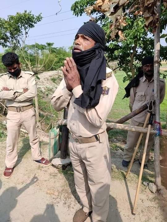 copdiwan007's tweet photo. क्या यही है खाकी की इज्जत एसा क्य गलत् कर दिया। सिर्फ गाडी़ को रोक ही तो दिया था।बस उसकी इतनी बडी़ सजा
@policemittra @Aamitabh2 @ArvindNagarG @aajtak @BBCHindi @PMOIndia @AmitShah https://t.co/fvZu32BGyX