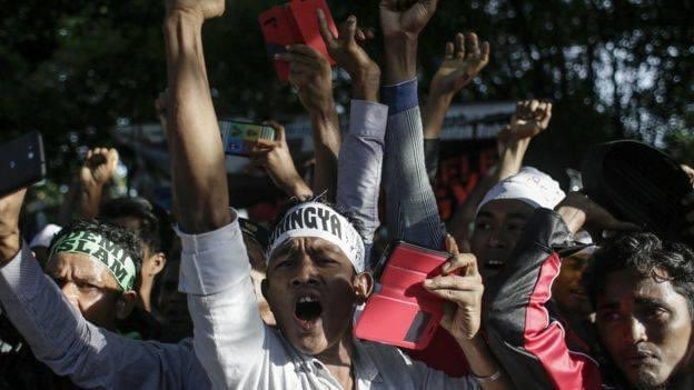 X_XMulia's tweet photo. DRAMA AIR MATA ROHINGYA 

Ingat lagi pada 2017 mereka berdemo supaya kerajaan bawa masuk lebih ramai pelarian Rohingya? 

Inilah bangsa plg kurang ajar &amp; mentaliti low class. 

Korg nyanyi lah lagi "selamat datang rohingya" https://t.co/OCasBmyek2