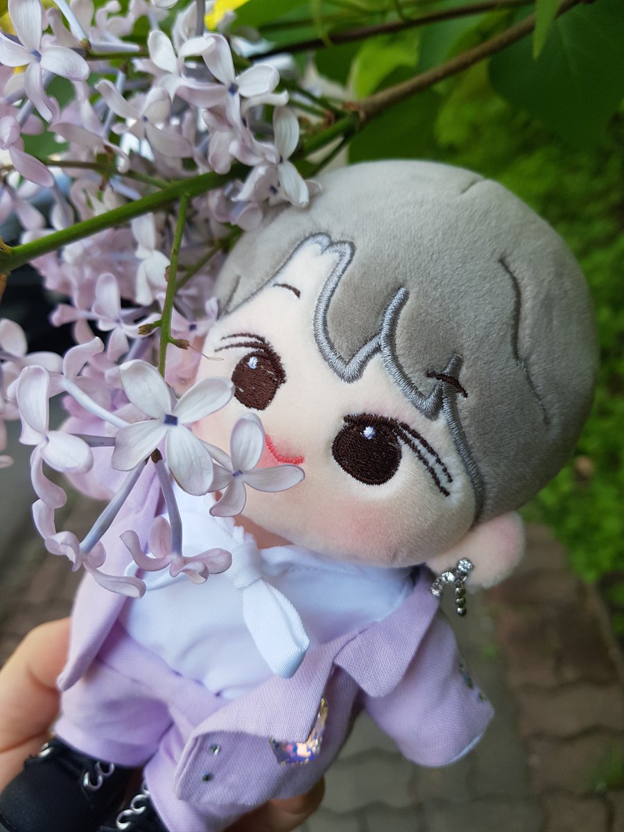 라일락으로 
온동네가 연보라색이다💜
집밖을 나설때마다 코를 찌르는 향기..👒