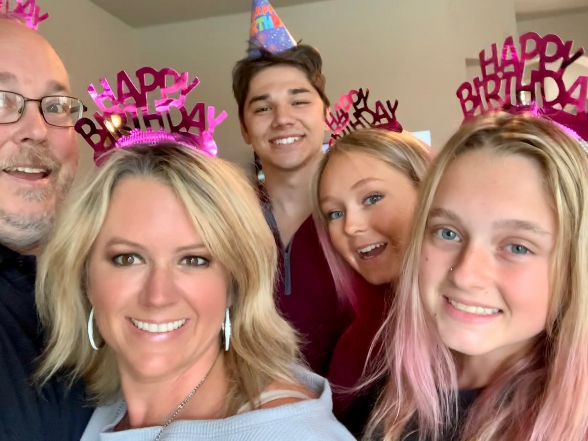 reed_melanie's tweet photo. Love my family!! 💕#bestbirthdayever https://t.co/khatGVntew