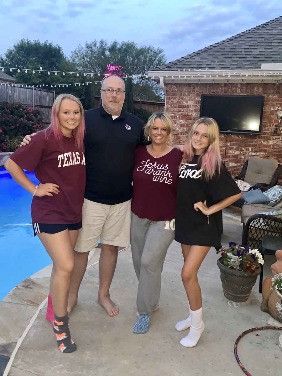 reed_melanie's tweet photo. Love my family!! 💕#bestbirthdayever https://t.co/khatGVntew