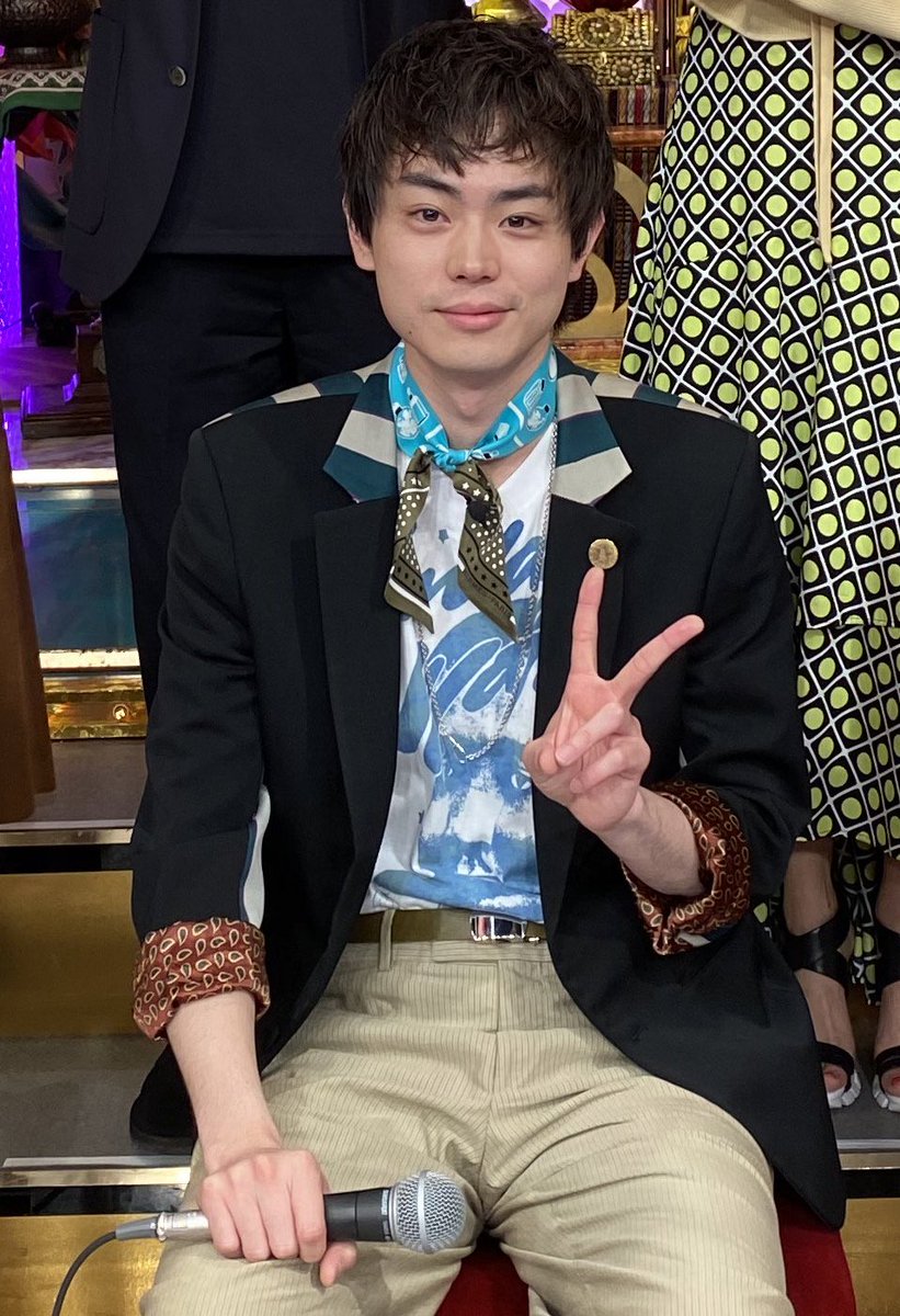 羊 در توییتر ぎこちない笑顔とピースかわいい Caさんにしか見えないスカーフもかわいい 全部かわいい菅田将暉