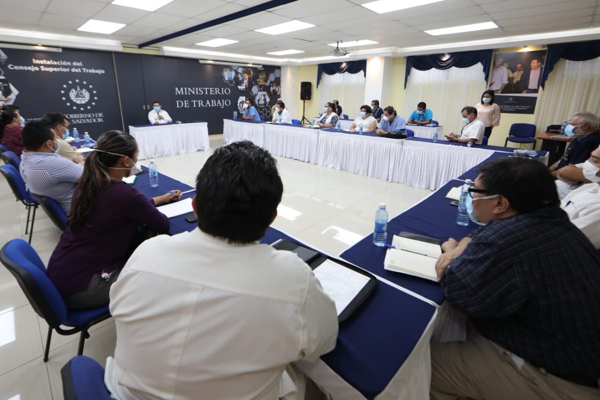 RolandoCastroSv's tweet image. Cumpliendo instrucción del Presidente @nayibbukele de reunirnos con el movimiento sindical del sector salud de nuestro país, excepto @colmed_es quien no asistió a pesar de haber sido invitado, llegamos felizmente a los siguientes acuerdos👇