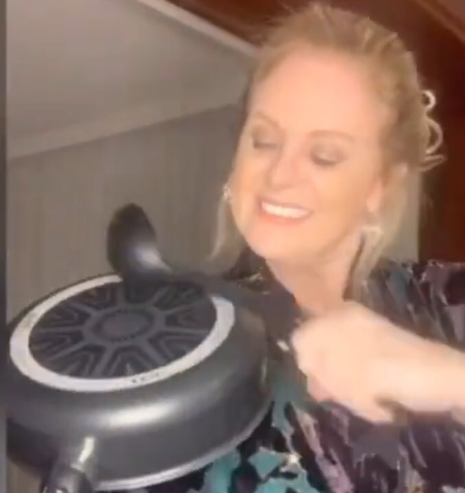 Pili0888's tweet photo. @ebuenfil Definitivamente Eres La Mejor #tiktokQueen 👑 sin contar que el #Look De Hoy Esta #Divino 🙌🏻❤️
Te #Robastes El Show con el Sartén Y Cucharón 🎻🎻🎻😂🤣😂👏🏻👏🏻👏🏻 https://t.co/Fl6NEc4srT