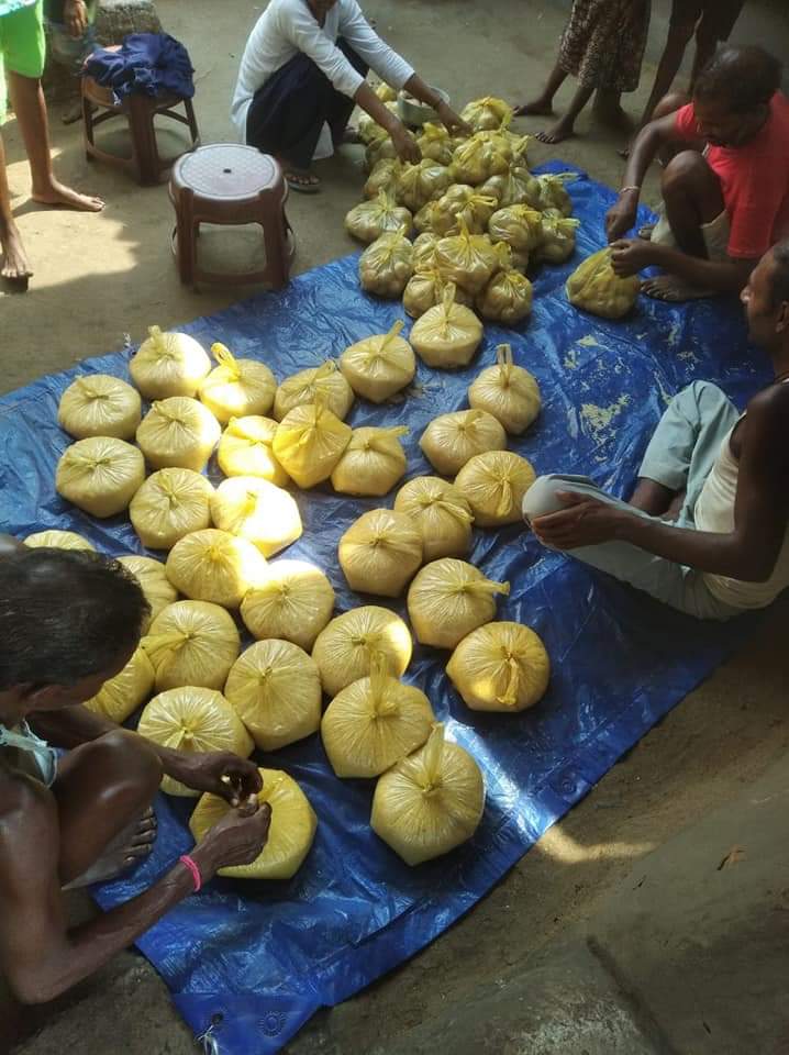 domaparisangh's tweet image. हमें देश के अलग अलग हिस्सों से गरीबों -मजलूमों-मजदूरों के खाने-पीने की मुश्किलों की खबरें मिल रही हैं ।
हमारा संगठन परिसंघ यथाशक्ति लोगों की मदद कर रहा है ।
कुछ लोगों के खाने-पीने का, कहीं राशन का तो कहीं आर्थिक मदद की जा रही है ।
आप भी इस मुश्किल वक्त में सहयोगी बन सकते हैं।