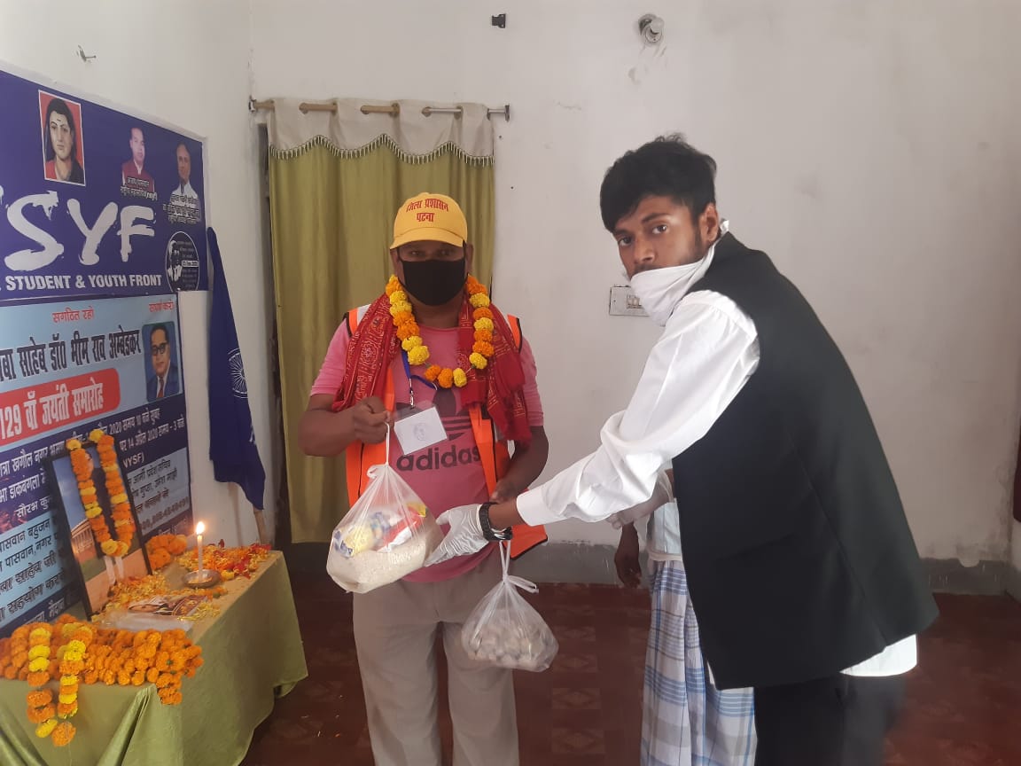 domaparisangh's tweet image. हमें देश के अलग अलग हिस्सों से गरीबों -मजलूमों-मजदूरों के खाने-पीने की मुश्किलों की खबरें मिल रही हैं ।
हमारा संगठन परिसंघ यथाशक्ति लोगों की मदद कर रहा है ।
कुछ लोगों के खाने-पीने का, कहीं राशन का तो कहीं आर्थिक मदद की जा रही है ।
आप भी इस मुश्किल वक्त में सहयोगी बन सकते हैं।