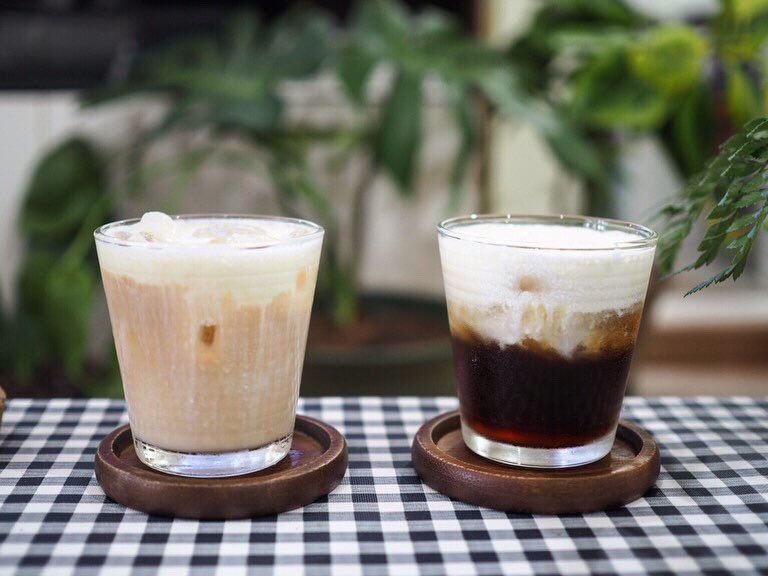 SasiBee's tweet photo. Today’s breakfast เมื่อคืนทำcold brew ไว้ข้ามคืนง่ายมากใช้ Thai peaberry ของ bluekoff เสริฟพร้อมfoam นม เป็น cold foam with cold brew กับ cold foam latte ทานคู่กับแซนวิชใส้บึ้ม #cookingbysasibee #beeyeethetable #breakfast #coldfoamcoldbrew #ทำอาหาร #เมนูกักตัวchallenge https://t.co/sUaOTyduea