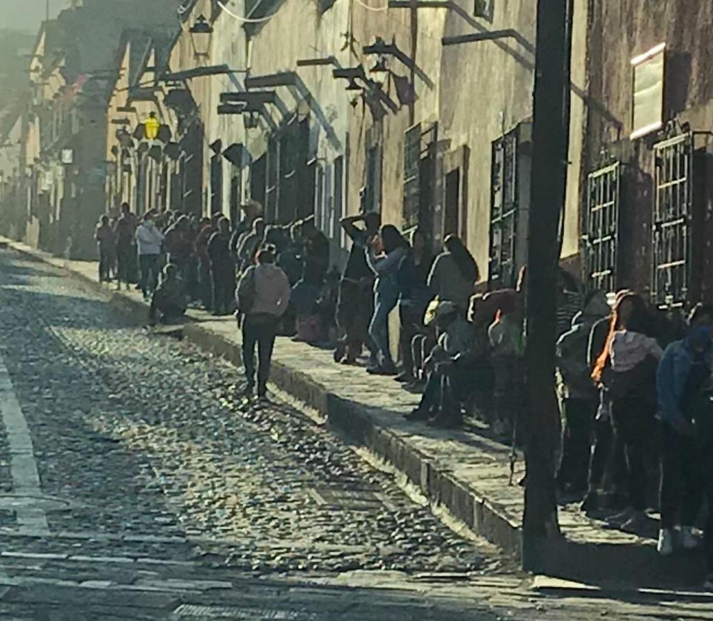VillarrealGTO's tweet photo. Increíble la voracidad y la falta de compromiso con sus empleados y nuestra gente. Todos haciendo sacrificios y #BancoAzteca poniendo en riesgo la salud de todos. Si pensabas ir mañana a este Banco, mejor #QuédateEnCasa ya está clausurado. #AquíEstamos con la gente y su salud. https://t.co/S0GQ3Y0x26