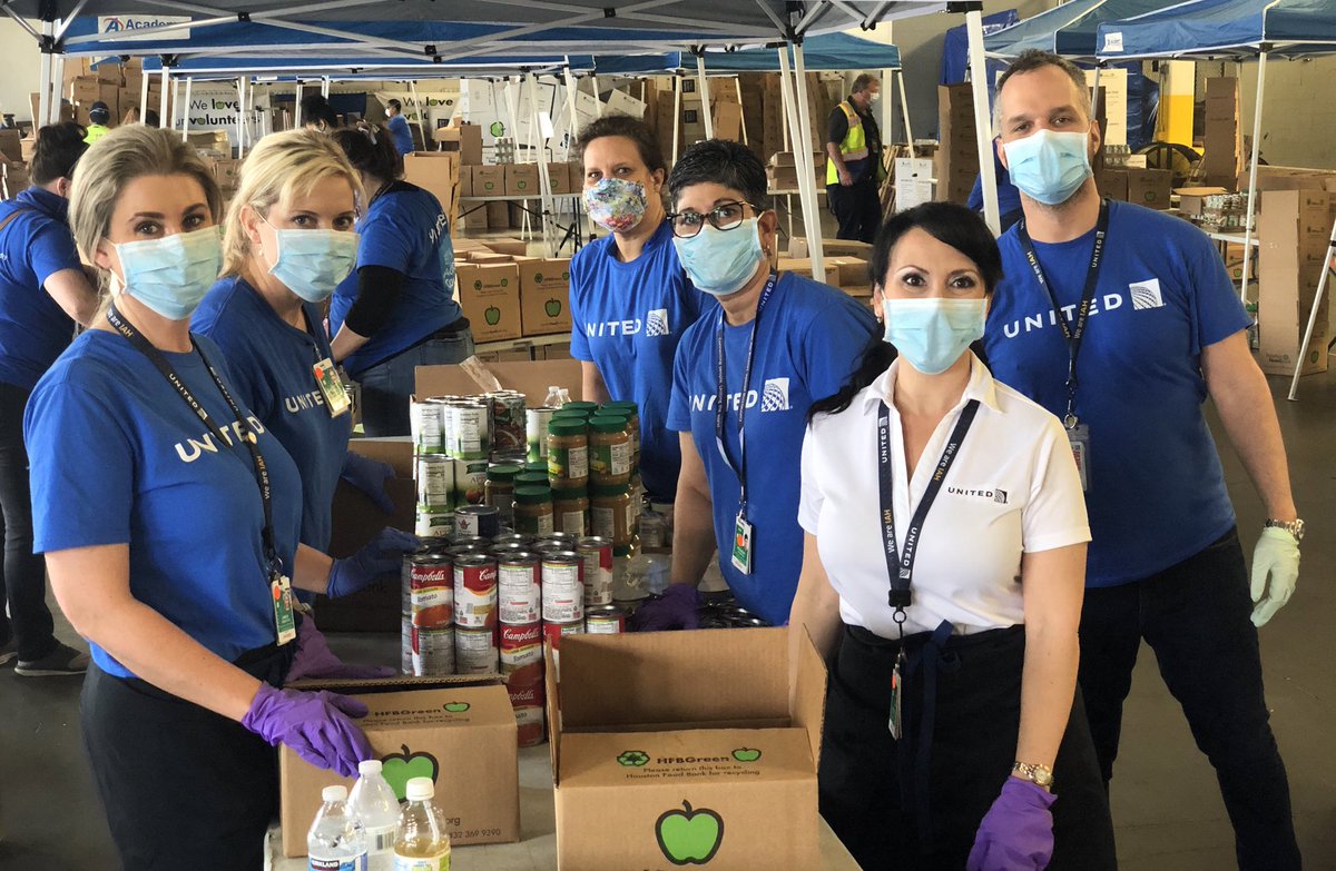 crystalhIAH's tweet image. #HoustonStrong &amp;amp; #UnitedTogether coming together w/all our groups helping customers &amp;amp; our community when they’re in need w/@HoustonFoodBank Today #UAIFSbaseIAH staff+flight attendants packaged food 2 feed &amp;lt;400 families. It’s times like this @weareunited means the most 2 me.