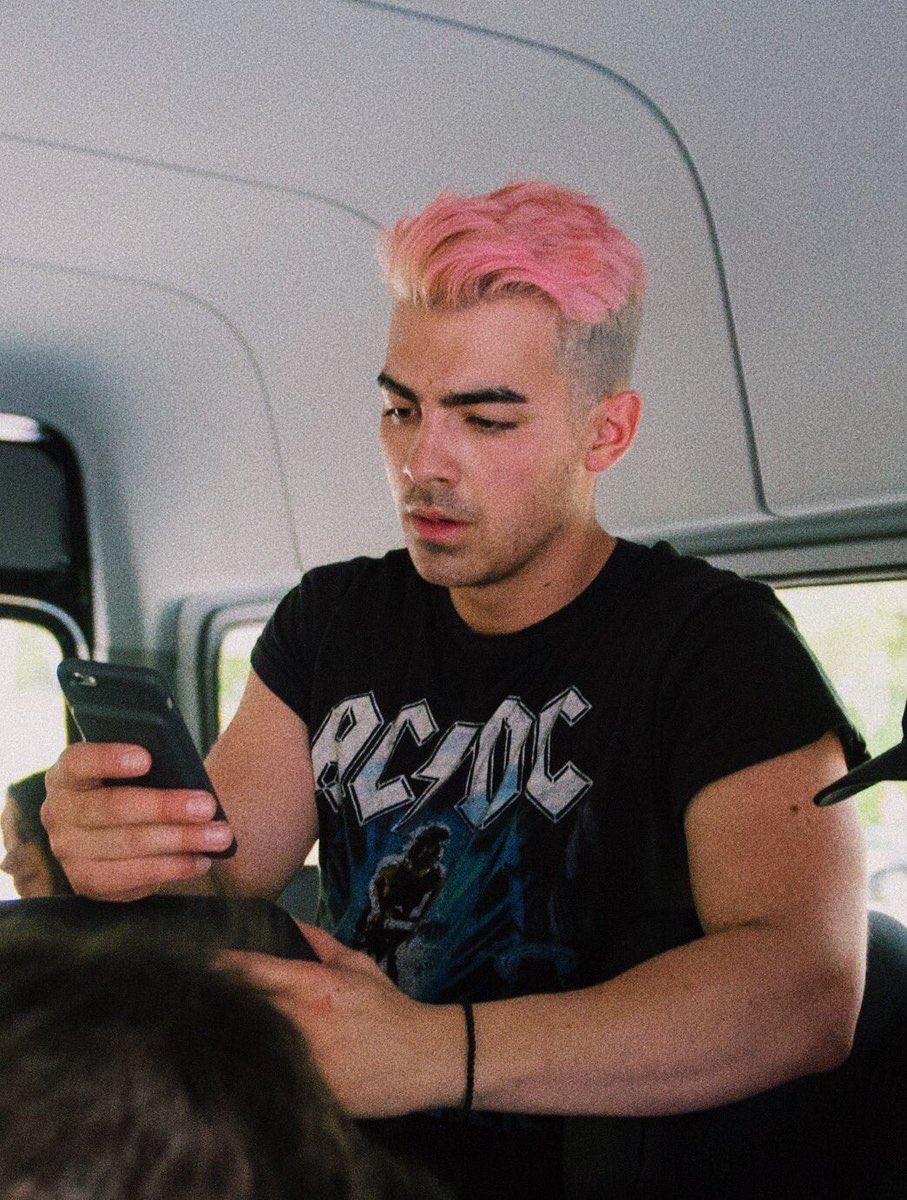 iPerfectRainbow's tweet photo. Esta sería tu galería si Joe Jonas fuera tu novio. https://t.co/2eiw23ePf1