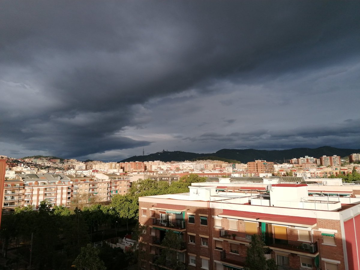 Desde Nou Barris aixi es com esta el cel avui, esperem que vagi a millor. #eltempsdesdecasatv3