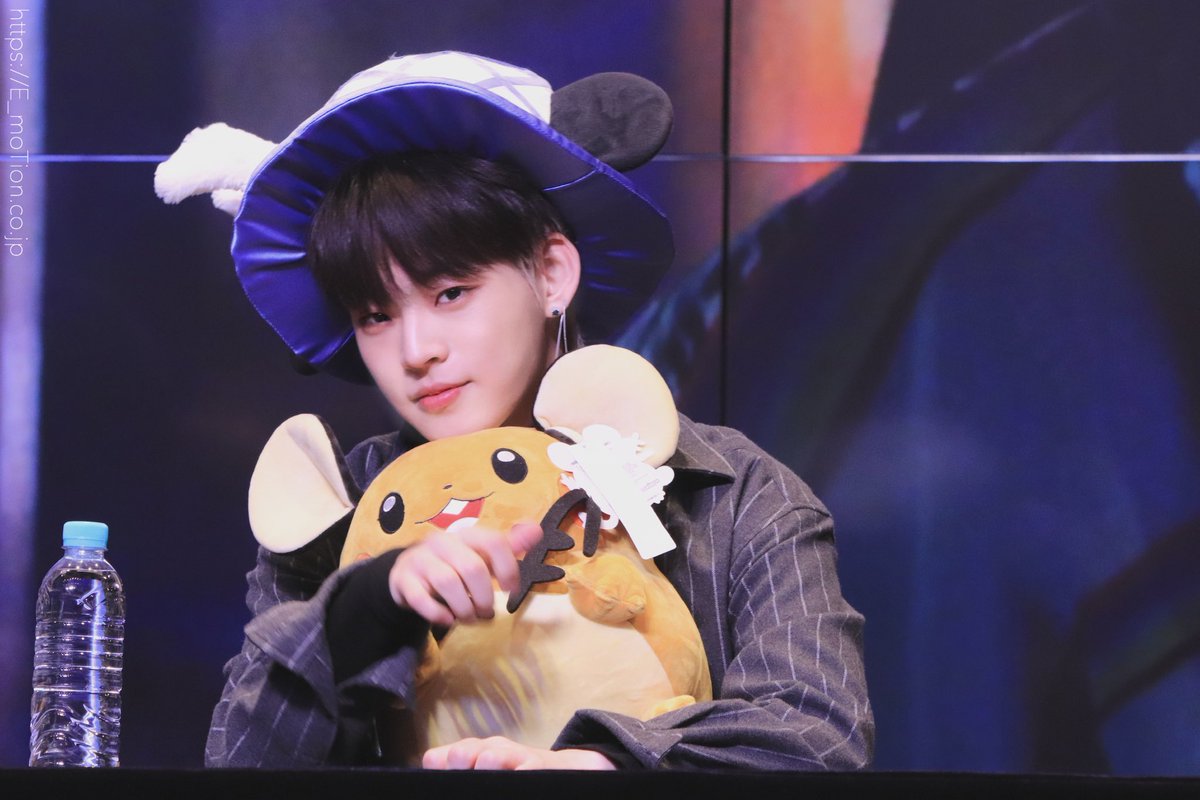 https_emotion's tweet photo. 191013 슈피겐팬싸
#HAPPYHYOJINDAY
#온앤오프 #ONF #효진 #HYOJIN https://t.co/MKzOgll4TI