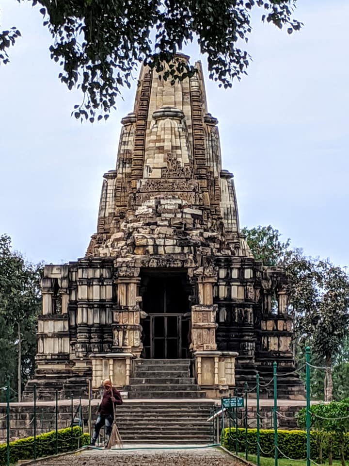 IndraniTweeets's tweet photo. Temples of #Khajuraho - Masterpiece of Indian Art and Architecture - where stones breathe life! 
Take a virtual tour...

https://t.co/TlvRAp8hJf

#sabkuchjodilchahe #livewhatyoulove #mptourism #heartofindia #travel #travelphotography https://t.co/AQnrav6w1z