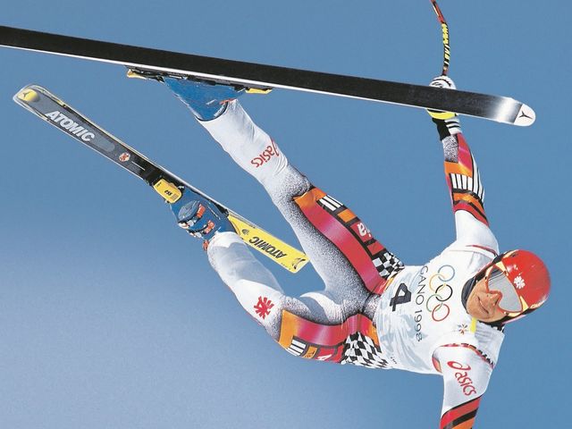 Hermann Maier, resilience, and how we should respond in a pandemic.(Thread by a hack ski racer who currently cannot walk, about to go into surgery, but advising y'all.)Here's our test subject, Hermann Maier, midair, realizing he'll crash at 70mph in the Olympic downhill. 1/x