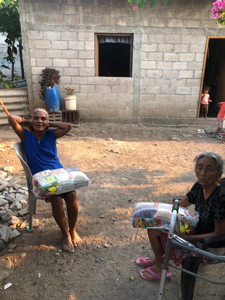 H92Yefry's tweet photo. Querer es tener Volundad, sin nada a cambio con sola la Felicidad de esas Personas me hacen Feliz 🙏🏻💪🏻 Nacaome Valle, se an perdidos esos Cuantos Centavos de la nada en la Alcaldía 😩# y el Publo aguantando Hambre @DiarioLaPrensa https://t.co/ufAe3ouRwY