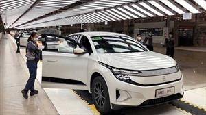 Autocosmos's tweet photo. Ya ha iniciado la producción de la SUV eléctrica @BYTONcars #MBYTE 😍 Cuenta con la pantalla interior más grande de 48” y una secundaria de 7" instalada en el volante. Ofrece una autonomía de hasta 525 km y recarga el 80% en 30 min 👉 https://t.co/1o2tHqxnz3 https://t.co/U3pXbaeX5x