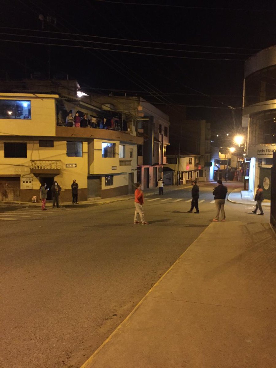Esta noche, un grupo de ciudadanos de El Valle, salió a las calles a defenderse de personas sospechosas que están rondando las diferentes comunidades. Solicitan a la Policía resguardo y control en la parroquia. <a href="/Denunciascuen/">Denuncias CUENCA</a>