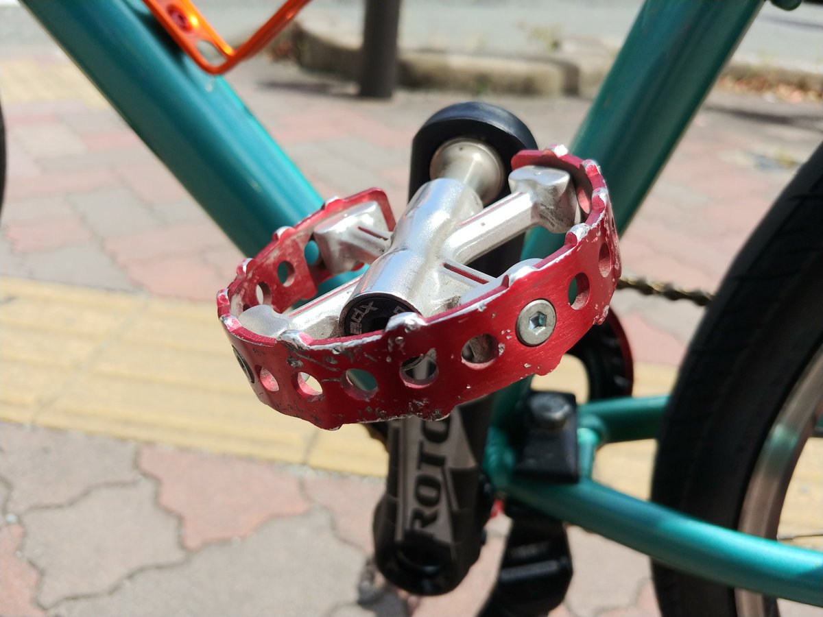 assin5's tweet photo. ペダルのプレートが傷だらけだったので交換。
街乗りなので、ペダルはフラットの差し色色にすると決め手いるので、
「赤」と思ったがオレンジが有ったのでオレンジにした。
#MTB
#MKS
#XPEDO https://t.co/GYfqrYPXFH