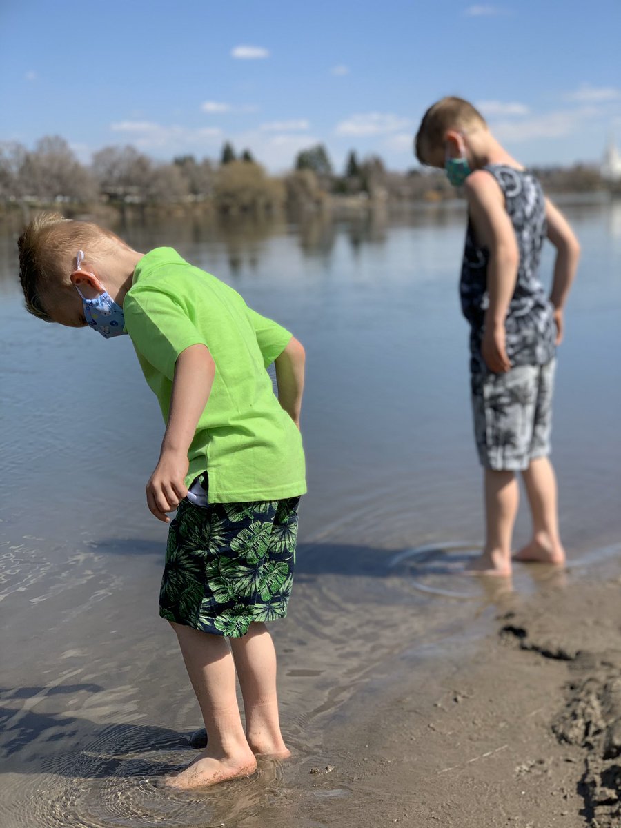 realmelissasimo's tweet photo. When you’re social distancing, but your kids need some sun after 5 weeks of quarantine... ;) https://t.co/3n6ODOqsfJ