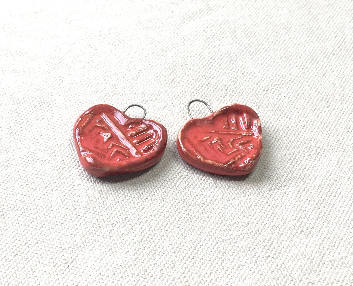 ZenCatPottery's tweet photo. Textured Red Heart Charms, https://t.co/7MovRBk5Uo via @EtsySocial #epiconetsy #etsyshop #TexturedRed #RedHeartCharms https://t.co/VNnM9LmxLT