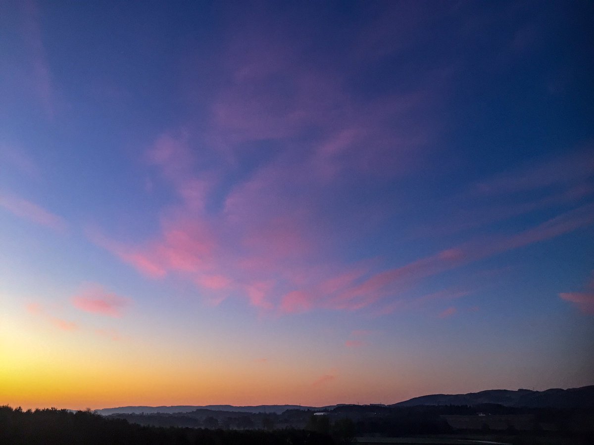 JB1t's tweet photo. #Good morning! #Aberdalgie #dawn #cirrus #cirrusfibratus #dragonclouds #strathearn #ochils 05:20 4°C 100% RH #1029mb #whatsthiscloud @WindyWilson88 @StormHour https://t.co/rGtbyGkkhO
