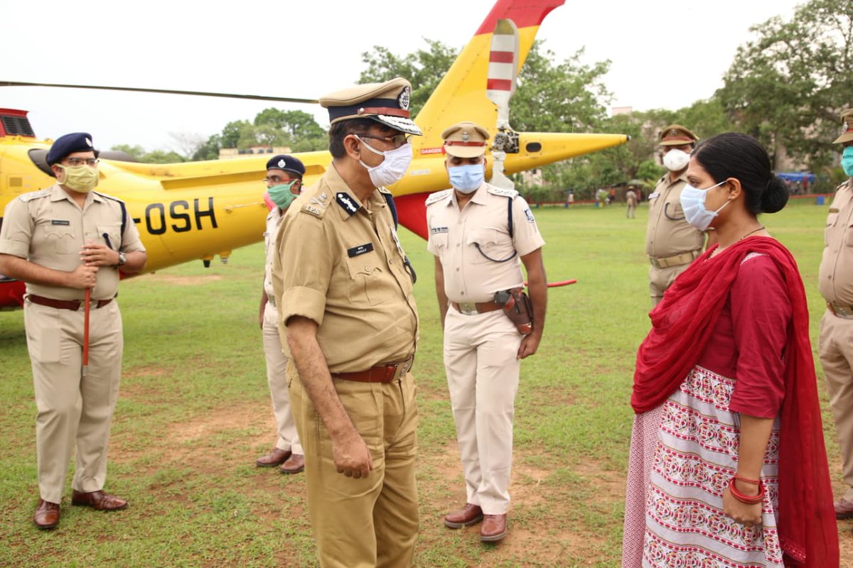 DGPOdisha's tweet photo. During my Mayurbhanj visit yesterday I met SI Mamta Mishra .This braveheart in eighth month of pregnancy insists on working .In view of her health ,she is  given duty  at Betnoti PS and not on road or checkpoint.
My compliments to her .
#coronawarriors #womanpower https://t.co/ldSIcL7WeN