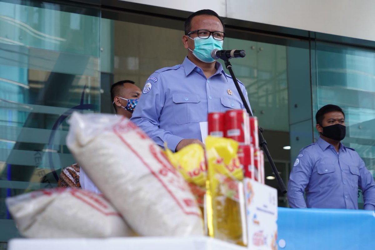 kkpgoid's tweet photo. #SahabatBahari KKP juga ingin ikut meringankan beban masyarakat yg terdampak pandemi dengan membagikan 10 ton ikan. Semoga bermanfaat 😷😷😷

https://t.co/OLjD80UOgV

#KKPGOID #KABARKKP #KKPBagikan10TonIkan #dirumahaja https://t.co/hqVNFonKfW