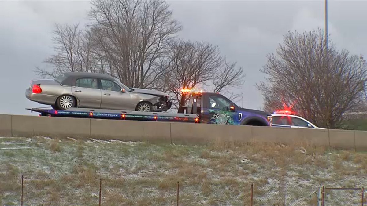 barstow_scott's tweet photo. Accidents all over this morning. Icy overpasses and bridges caused many crashes. Heard a 3,5 and even a 9 car crash from Greece, Gates, Brighton and Webster. Roads closed down. 531, 490, 590 on ramps and Bay bridge just to name a few. #roc @SPECNewsROC https://t.co/icx6tTeCWI
