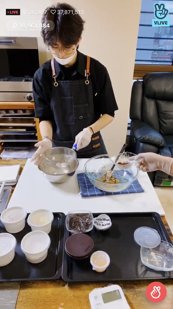 purely a live tweet thread.... 200422subin’s cookie baking vlive look at how well he’s sifting it omg  as compared to the previous time he baked!!! adorable <333