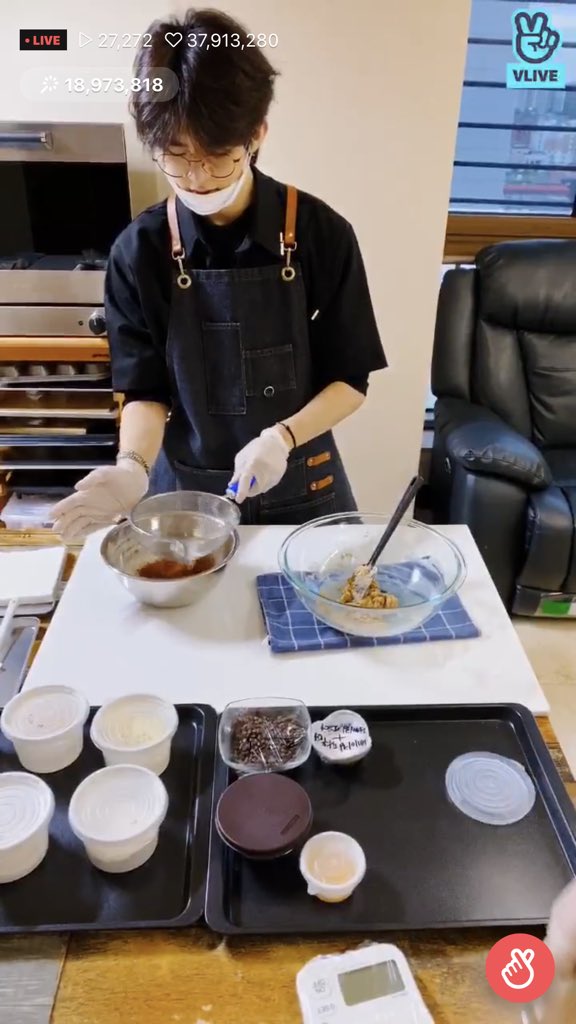 purely a live tweet thread.... 200422subin’s cookie baking vlive look at how well he’s sifting it omg  as compared to the previous time he baked!!! adorable <333